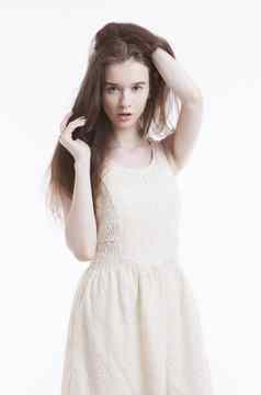肖像美丽的年轻的女人衣服手头发白色背景