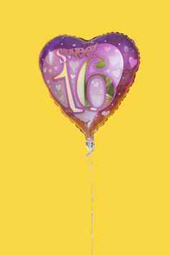 心形状的生日气球黄色的背景