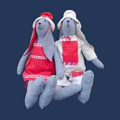 孤立的手工制作的娃娃兔子家庭朴素的服装西廷