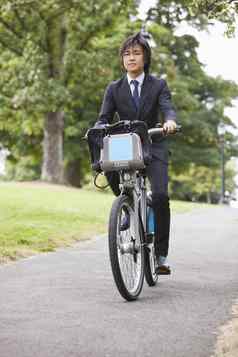 肖像年轻的商人通勤自行车