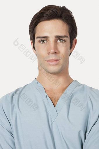肖像自信年轻的男人。外科手术实习医生风云灰色的背景