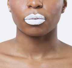 特写镜头拍摄年轻的非洲美国女人白色嘴唇白色背景