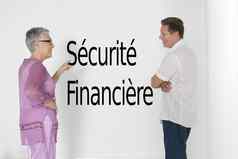 夫妇讨论金融安全白色墙法国文本s√©curit√©financi√®再保险