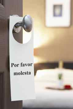 标志西班牙语文本挂酒店房间通过