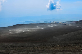 尘土飞扬的弯曲的路埃特纳火山火山西西里