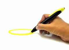 手使圆黄色的萤光笔