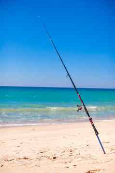钓鱼杆白色沙子热带海滩