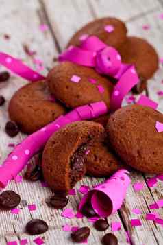 新鲜的巧克力饼干咖啡豆子粉红色的丝带五彩纸屑