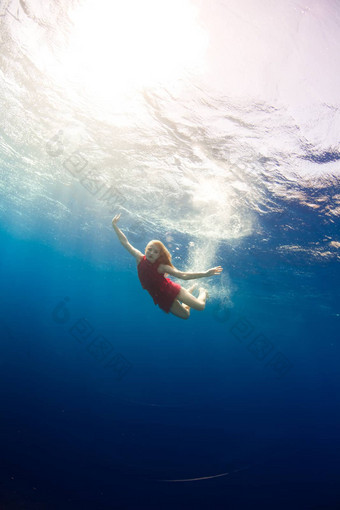 女孩潜水海