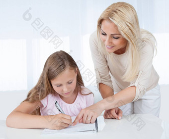 妈妈。帮助女儿家庭作业