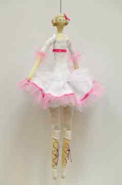 手工制作的娃娃芭蕾舞女演员白色衣服绳