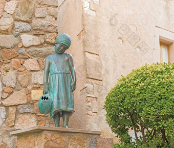 女孩雕像托萨三月中世纪镇加泰罗尼亚西班牙