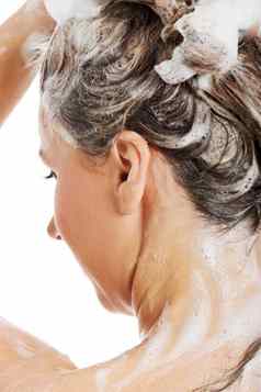 美丽的女人采取淋浴洗头头发
