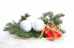 白色圣诞节球松树白色背景