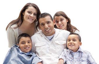 快乐有吸引力的拉美裔家庭肖像白色