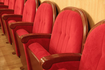 背景红色的戏剧红色的椅子