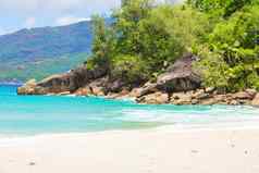 景观美丽的异国情调的热带海滩塞舌尔岛