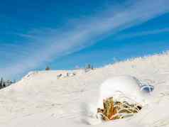 岩石山坡上雪覆盖冬天仙境