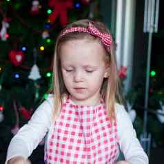 肖像女孩烘焙姜饼饼干圣诞节厨房