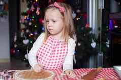 可爱的女孩烘焙姜饼圣诞节饼干首页