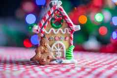 姜饼房子装饰甜蜜的糖果背景明亮的圣诞节树加兰