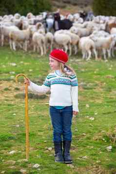 孩子女孩牧羊女快乐群羊坚持