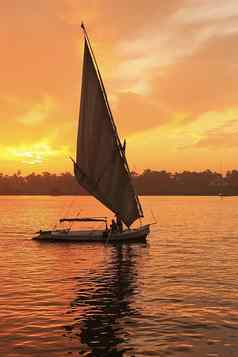 三桅小帆船船航行尼罗河河日落卢克索