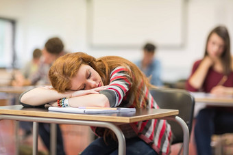 模糊学生教室睡着了女孩