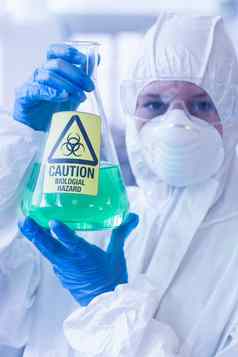科学家保护西装危险化学瓶