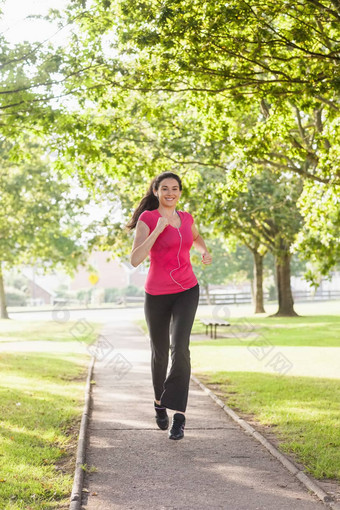 华丽的运动女人慢跑公园