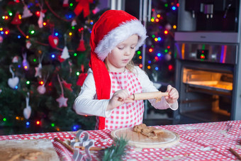 可爱的女孩圣诞老人他烘焙姜饼圣诞节饼干首页