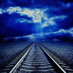 铁路晚上多云的地平线