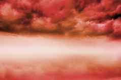 红色的多云的天空背景