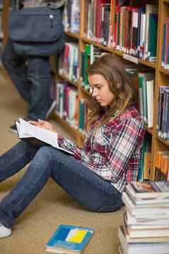 集中学生阅读书图书馆地板上