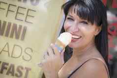 漂亮的意大利女人享受意式冰激凌街市场