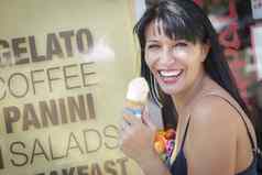漂亮的意大利女人享受意式冰激凌街市场