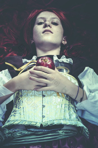 年轻的淹死女人<strong>诗意</strong>的表示持有苹果