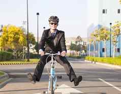 商人骑自行车办公室环保