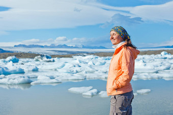 女人看冰山冰岛