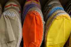 色彩斑斓的帆布鞋