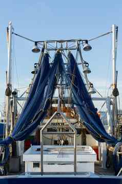 蓝色的钓鱼网用拖网捕鱼挂船