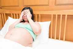 年轻的泰国怀孕了女人压力