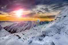 冬天山风景优美的视图冻雪糖衣