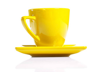 黄色的咖啡杯<strong>飞碟</strong>孤立的白色背景