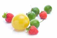 绿色黄色的李子草莓孤立的白色