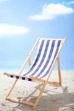 帆布躺椅站阳光明媚的海滩