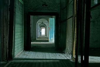 走廊被遗弃的仓库建筑