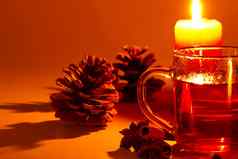 红色的茶肉桂棒明星茴香针叶树锥蜡烛光