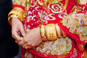 众多金婚礼手镯中国人新娘