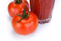 红色的西红柿玻璃番茄汁白色背景